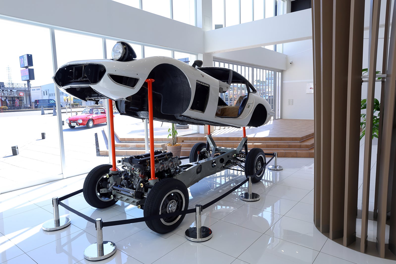 SowZowに展示されていた、ボディーが分離した2000GT