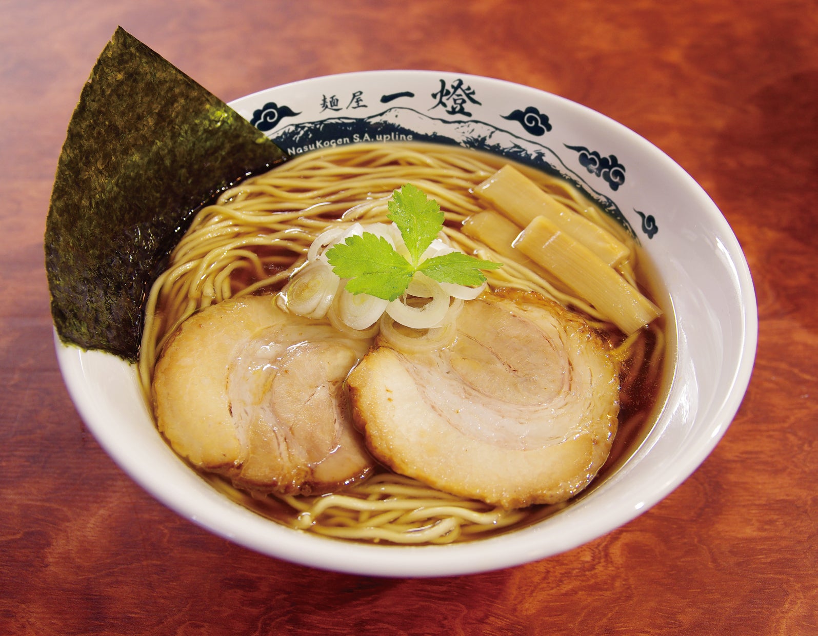 芳醇醤油らぁ麺 (税込 950円)」
