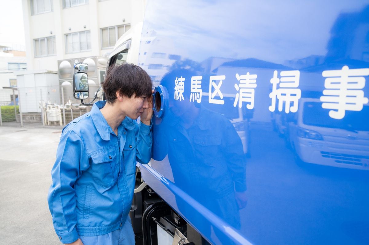 車体横の小窓をのぞくと、荷箱の様子を確認することができる