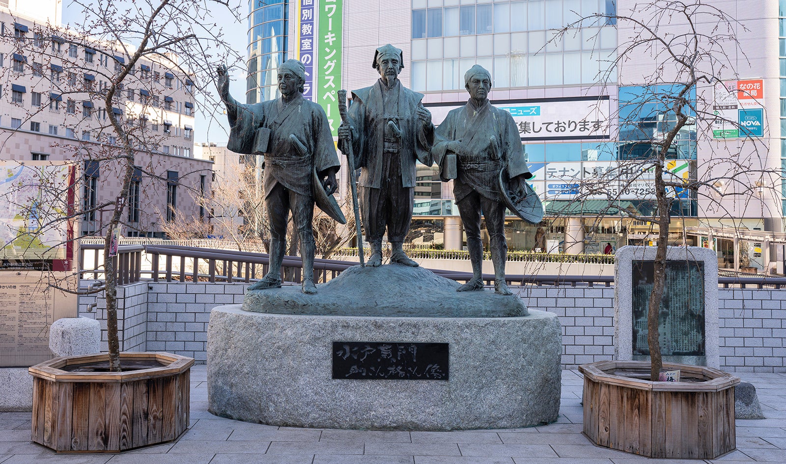 写真は水戸駅前にある水戸黄門（ドラマ）の像