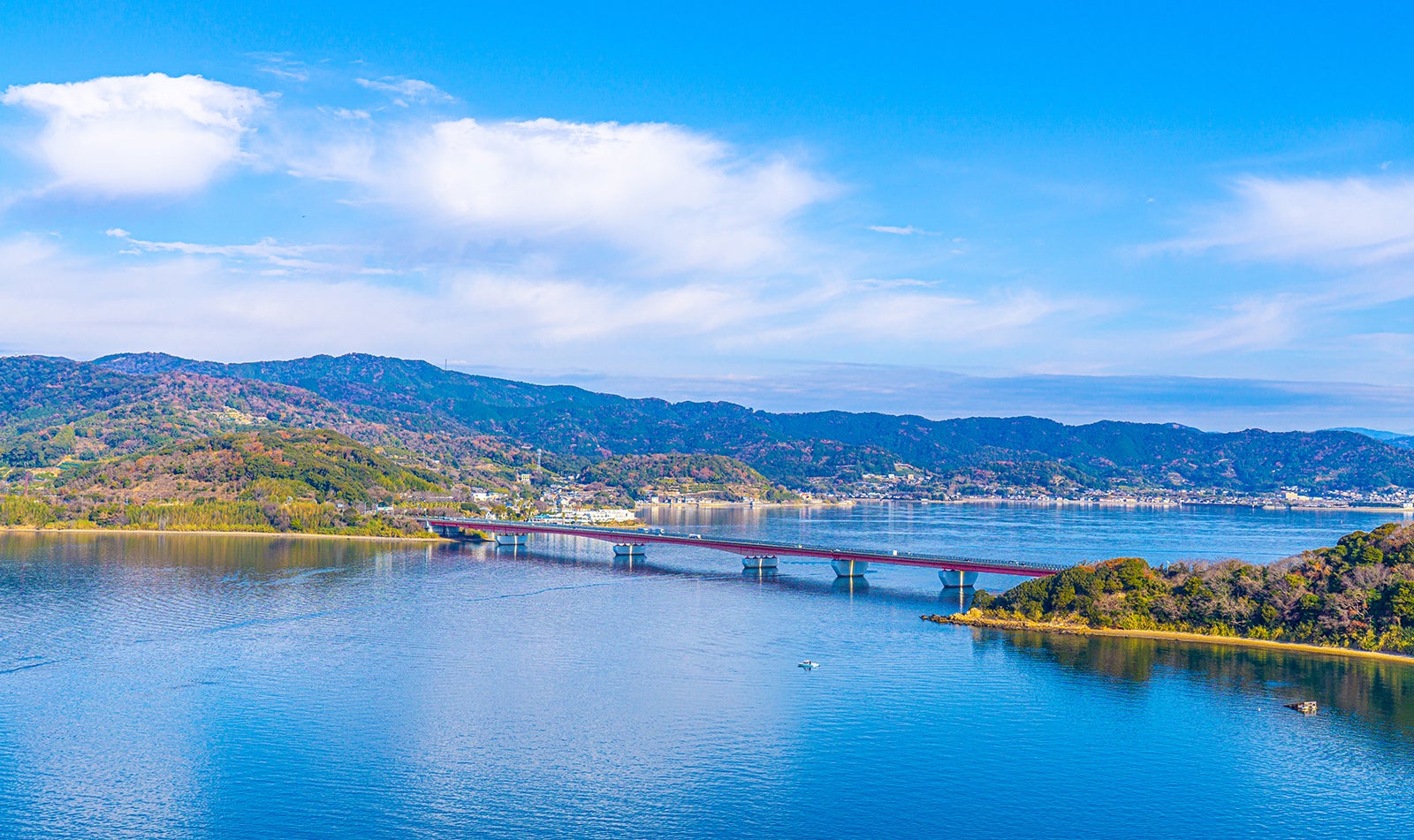養殖ウナギの発祥地として知られる静岡県西部の浜名湖と浜名湖橋