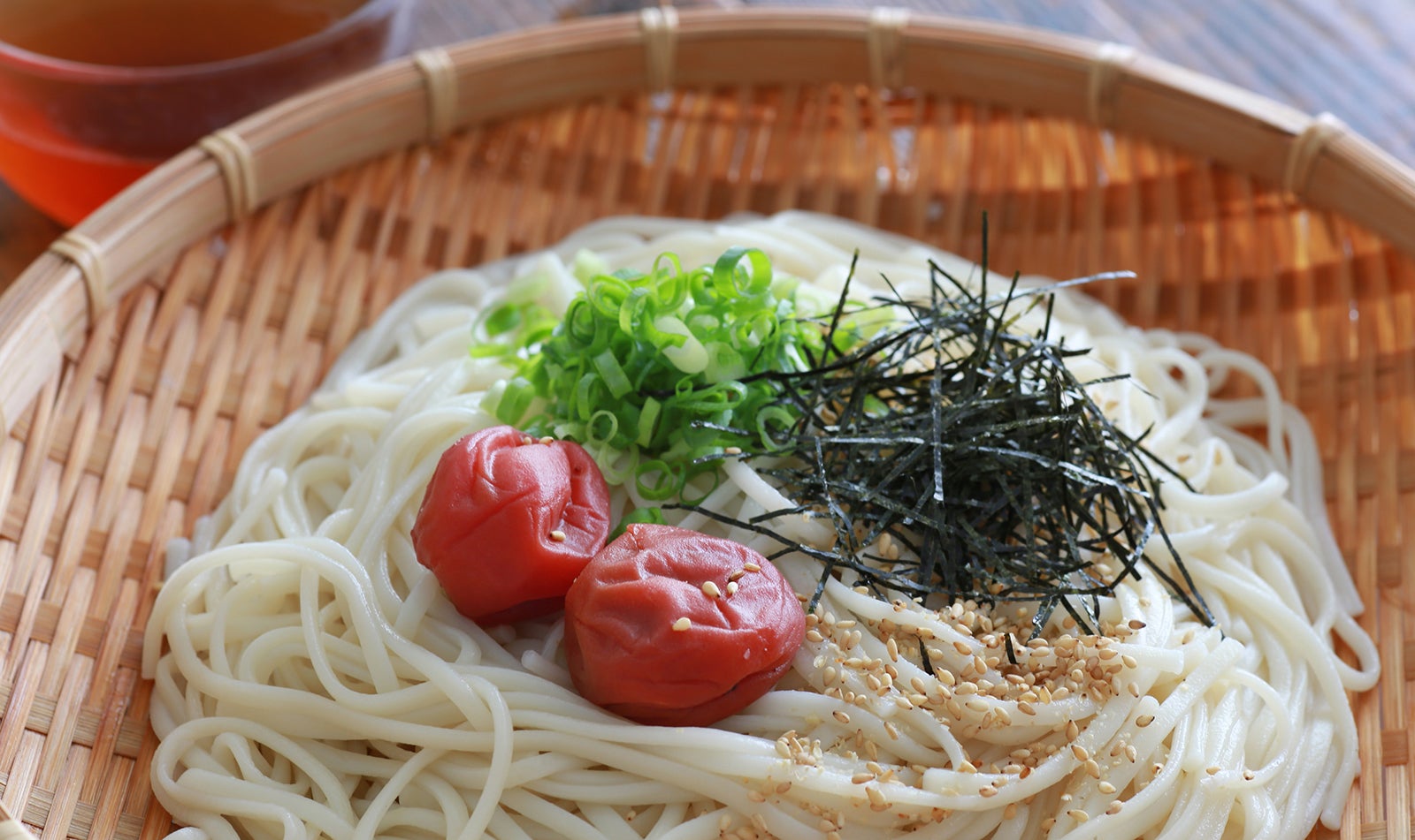 梅干を乗せた夏のそうめん
