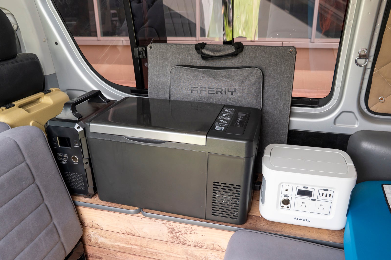 車中泊仕様ハイエースの運転席裏に設置したポータブル冷蔵庫とポータブル電源
