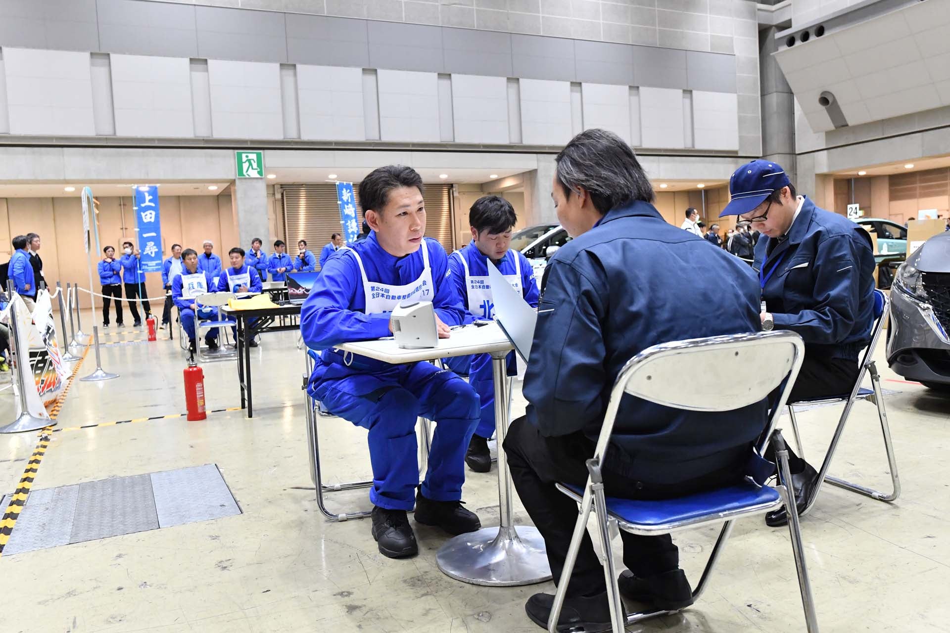 競技大会で接客応対する佐々木昭弘さんの様子