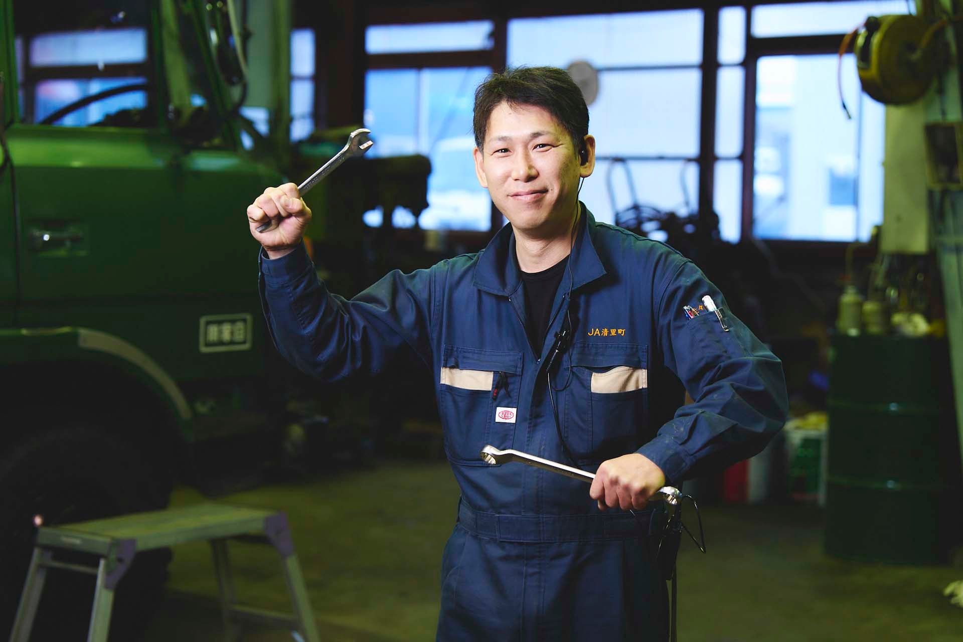 整備道具を両手にもつ佐々木昭弘さん