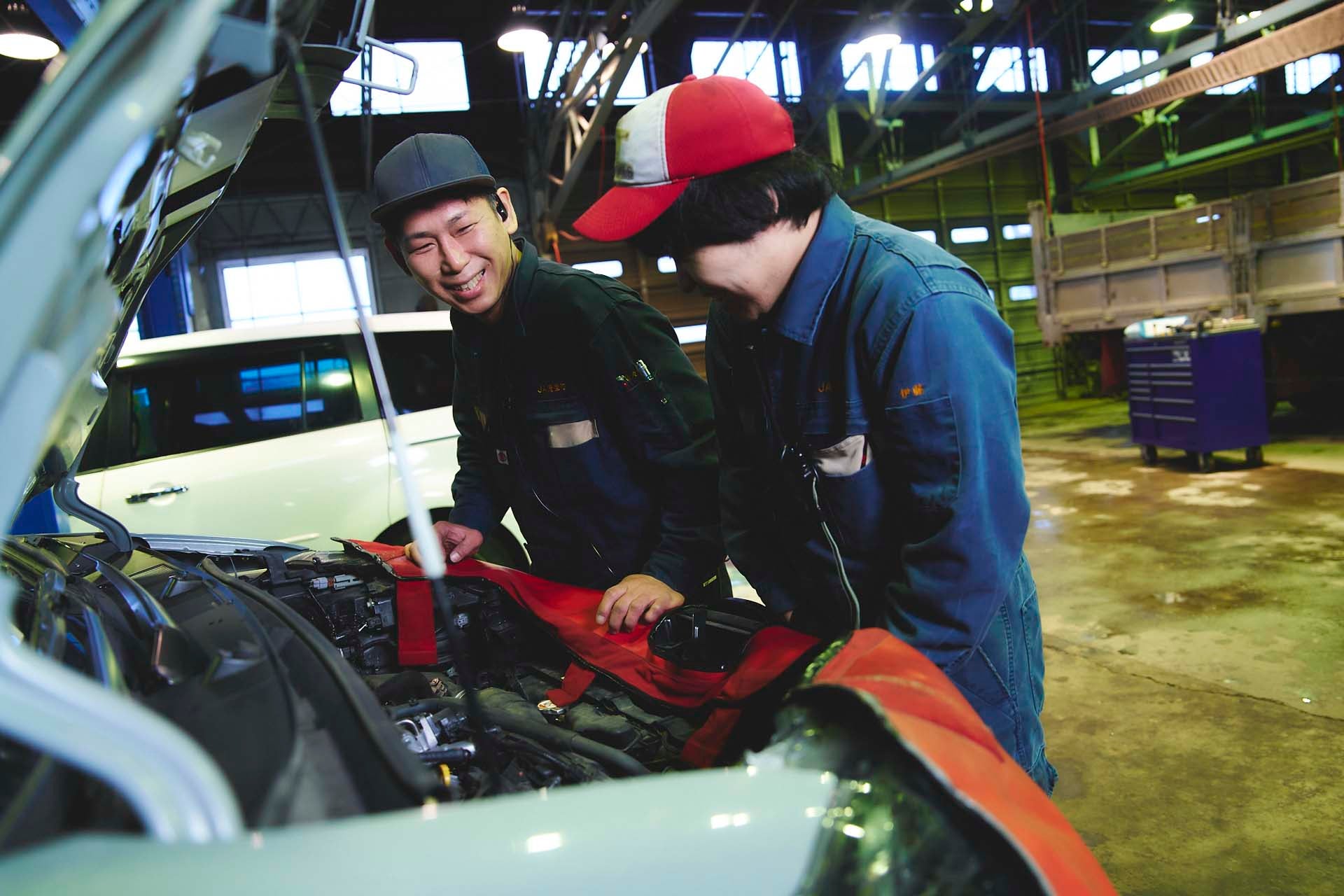 ボンネットの内部を点検する2人