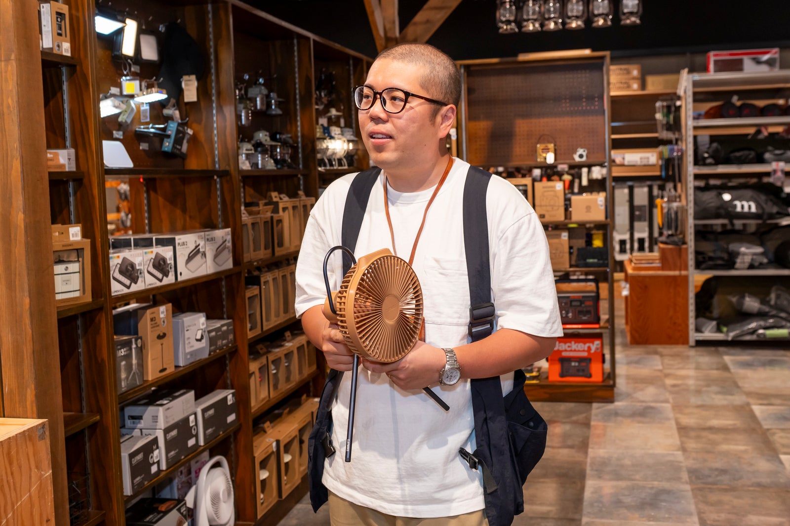 サーキュレーターを手に持つアウトドアショップ店員