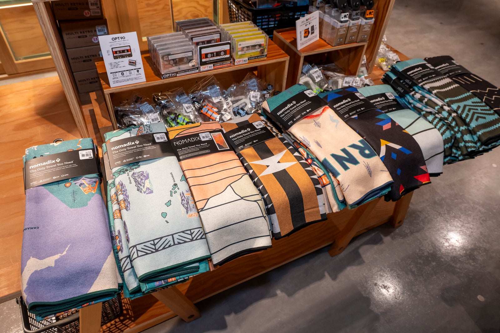 アウトドアショップのタオル売り場