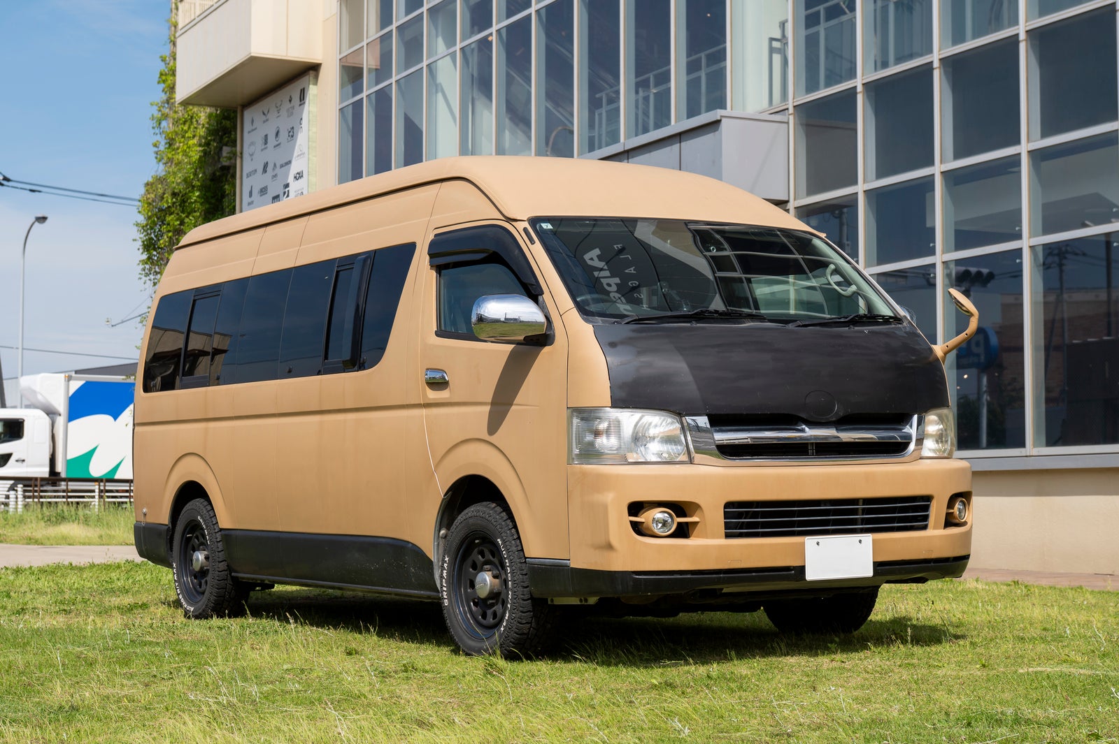 サンドカラー×ブラックに塗られた車中泊仕様ハイエース外観