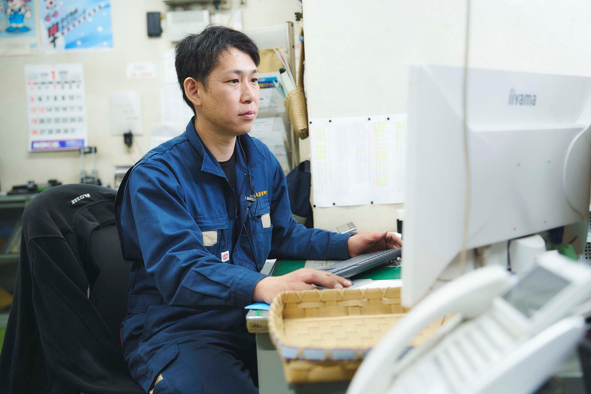 事務方の仕事中の佐々木さん