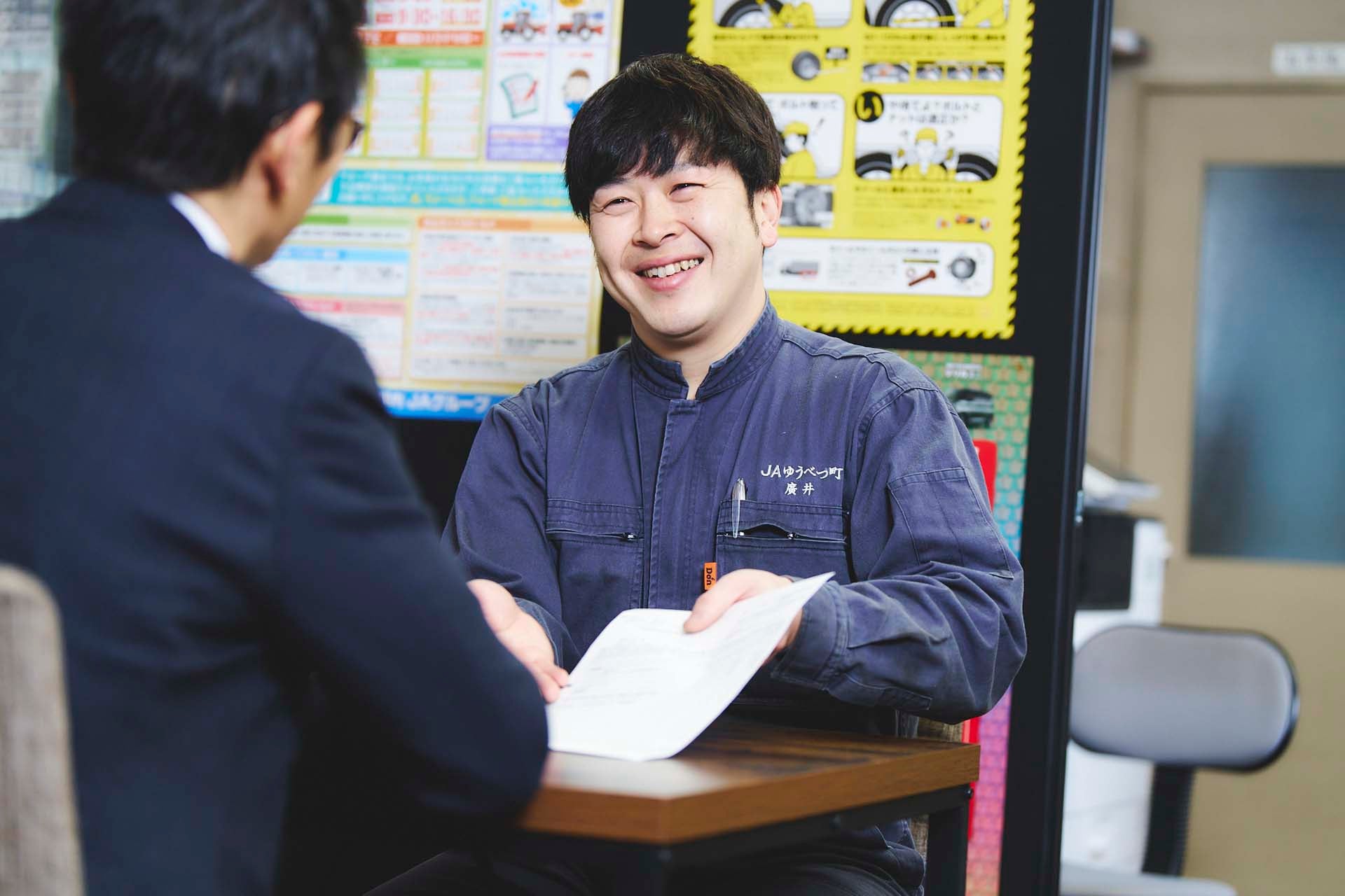 穏やかな表情で接客