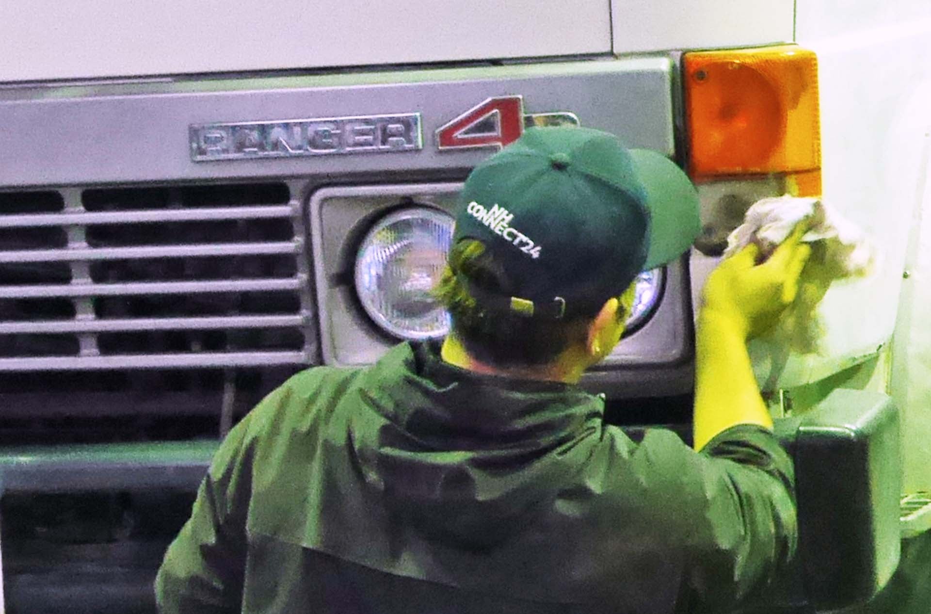 整備終わりの車両を磨き上げる