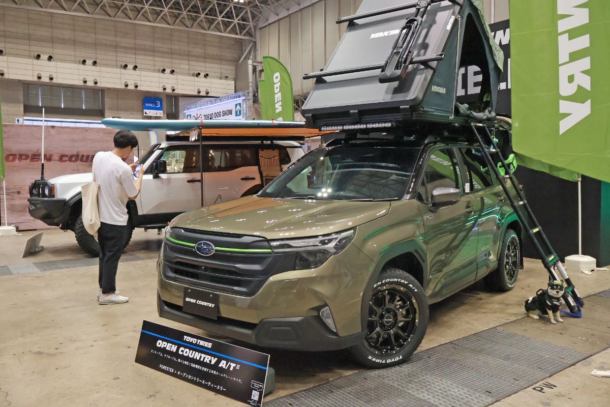 トーヨータイヤと雑誌「GO OUT」のコラボブースでは、オフロードタイヤOPEN COUNTRYを履いたデモカーなどを展示