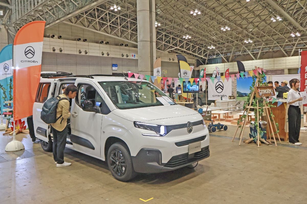シトロエンブースでは、車中泊派注目のベルランゴロングなどを展示