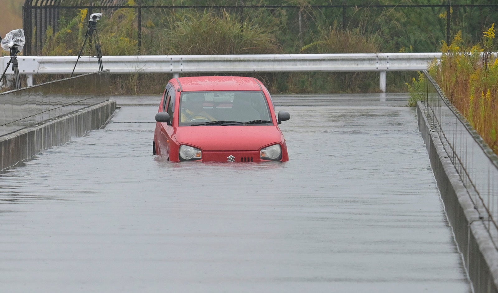 60cmの水深を時速40kmでは走行できなかった軽自動車
