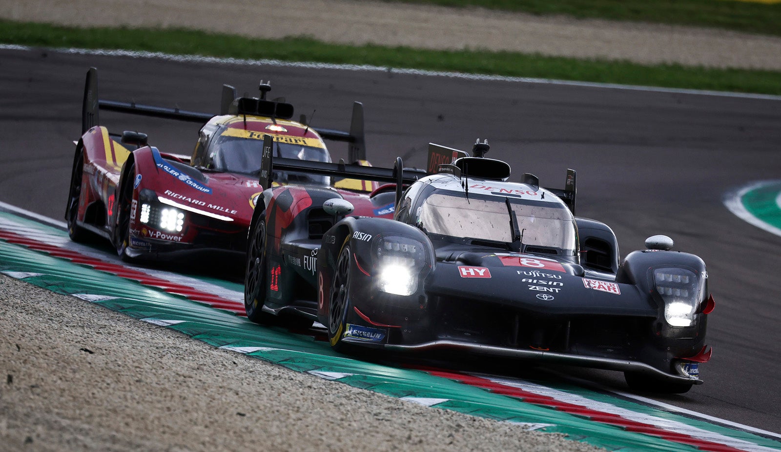 トヨタとフェラーリのバトルシーン