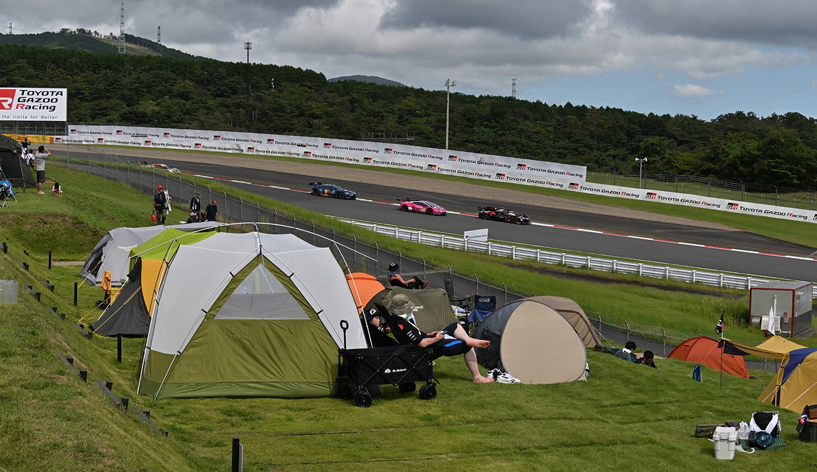 テント設営可能エリアからレース観戦をする人たち