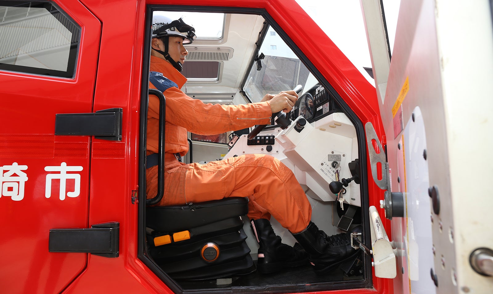 運転席に座る隊員