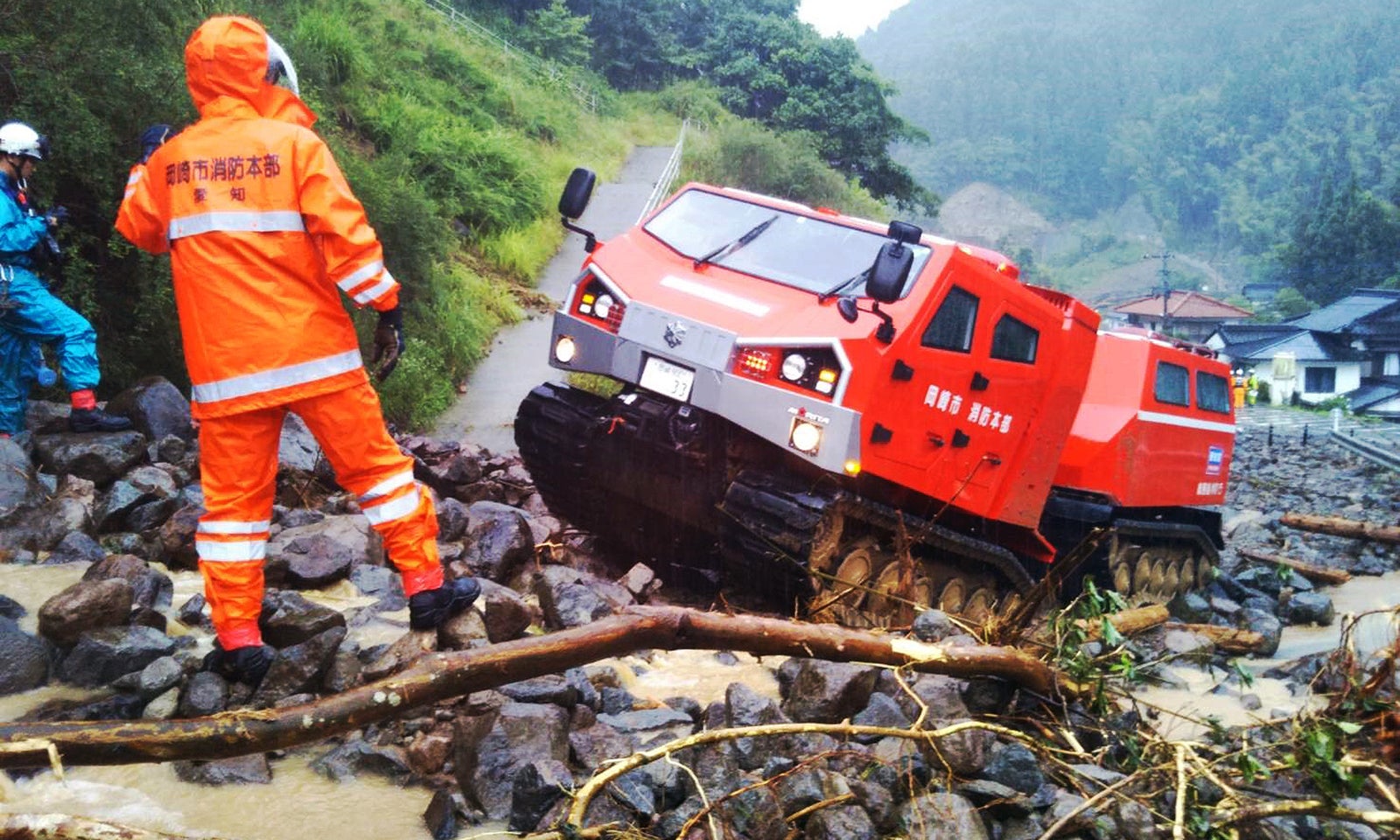 災害現場で作業をするレッドサラマンダー