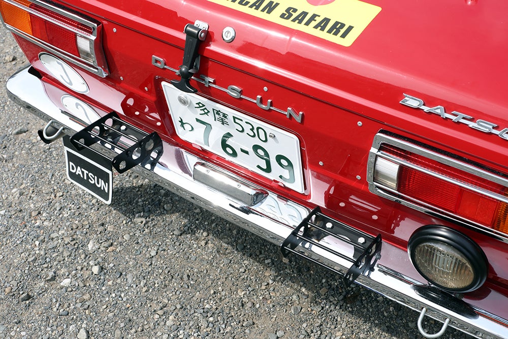 510ブルーバードのリアバンパーに設置されたステップ