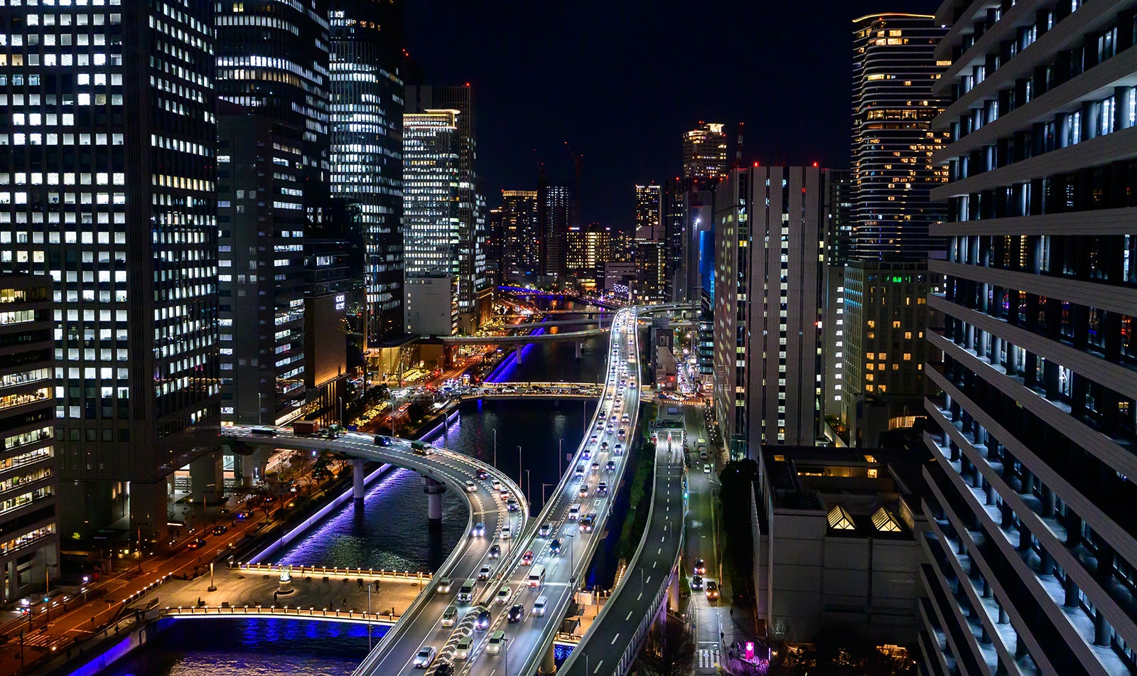 写真は大阪中之島のビル群と高速道路