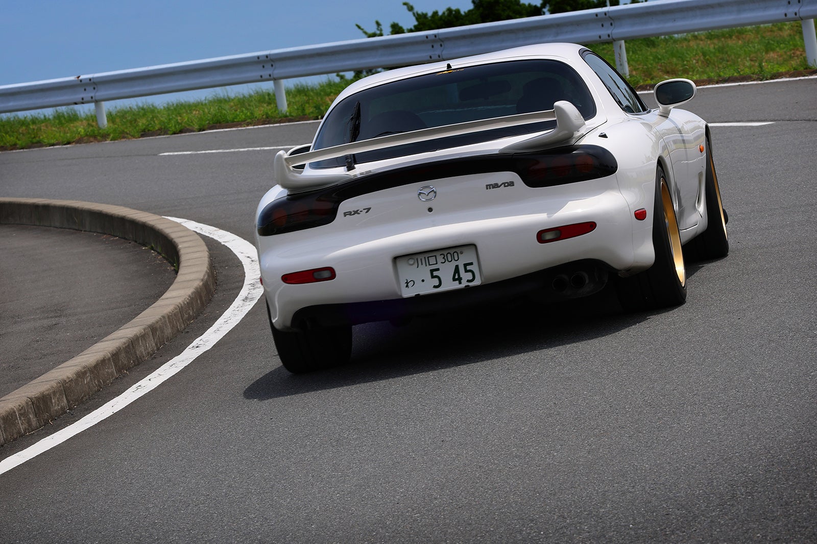 コーナーを走る FD・RX-7
