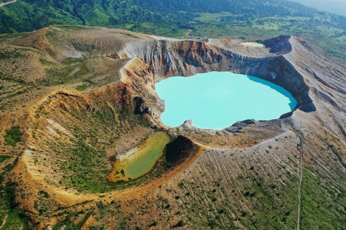 草津白根山の湯釜の画像