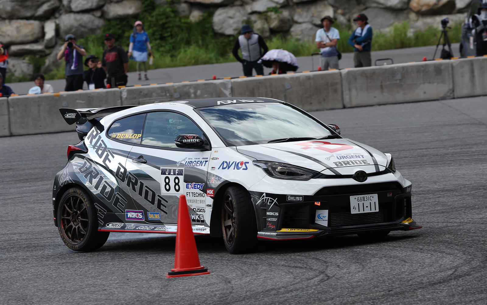 パイロンを置いた特設コースでの迫力の走行シーン