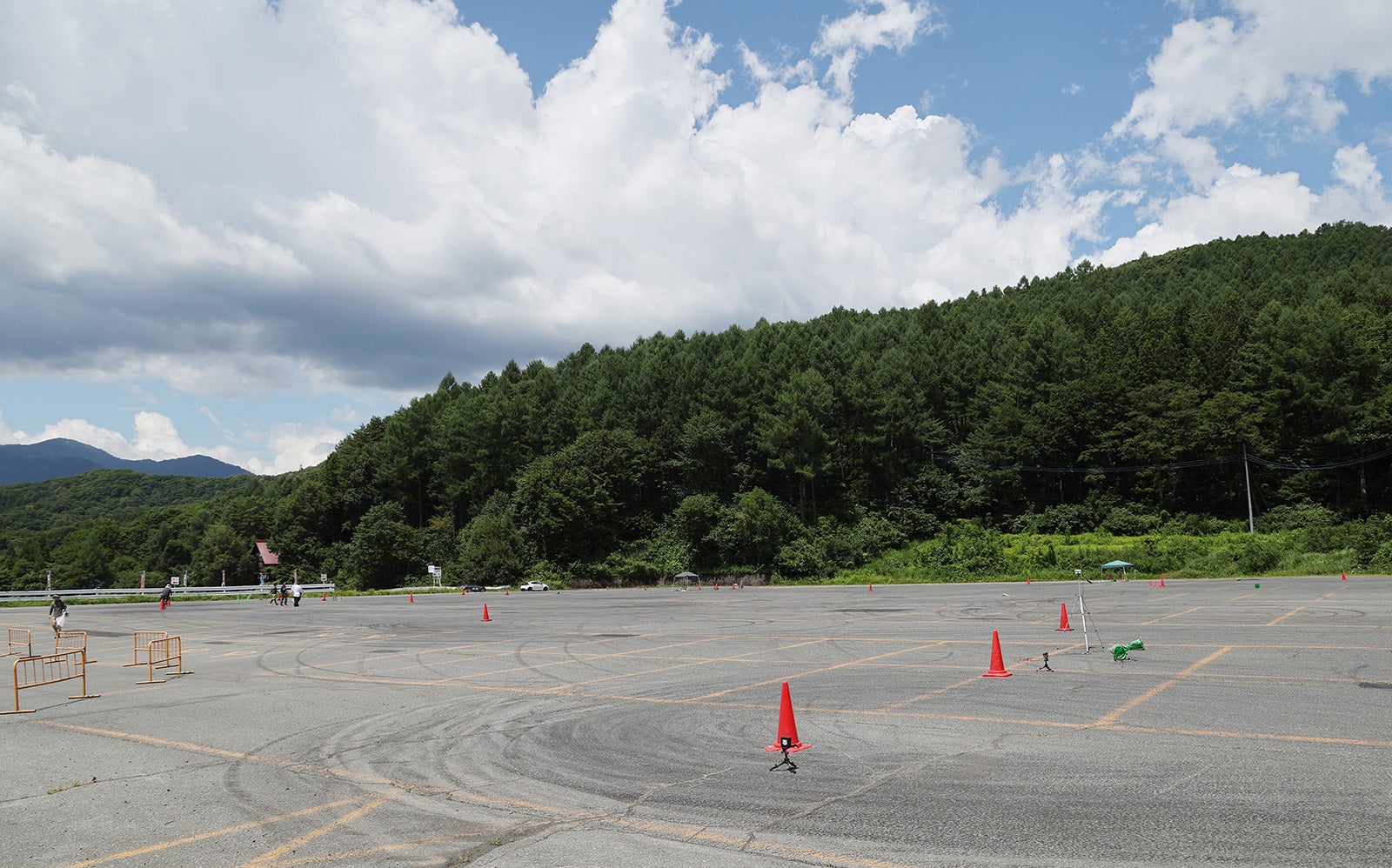 広大なスペースにパイロンを置いて自由にコースを設定