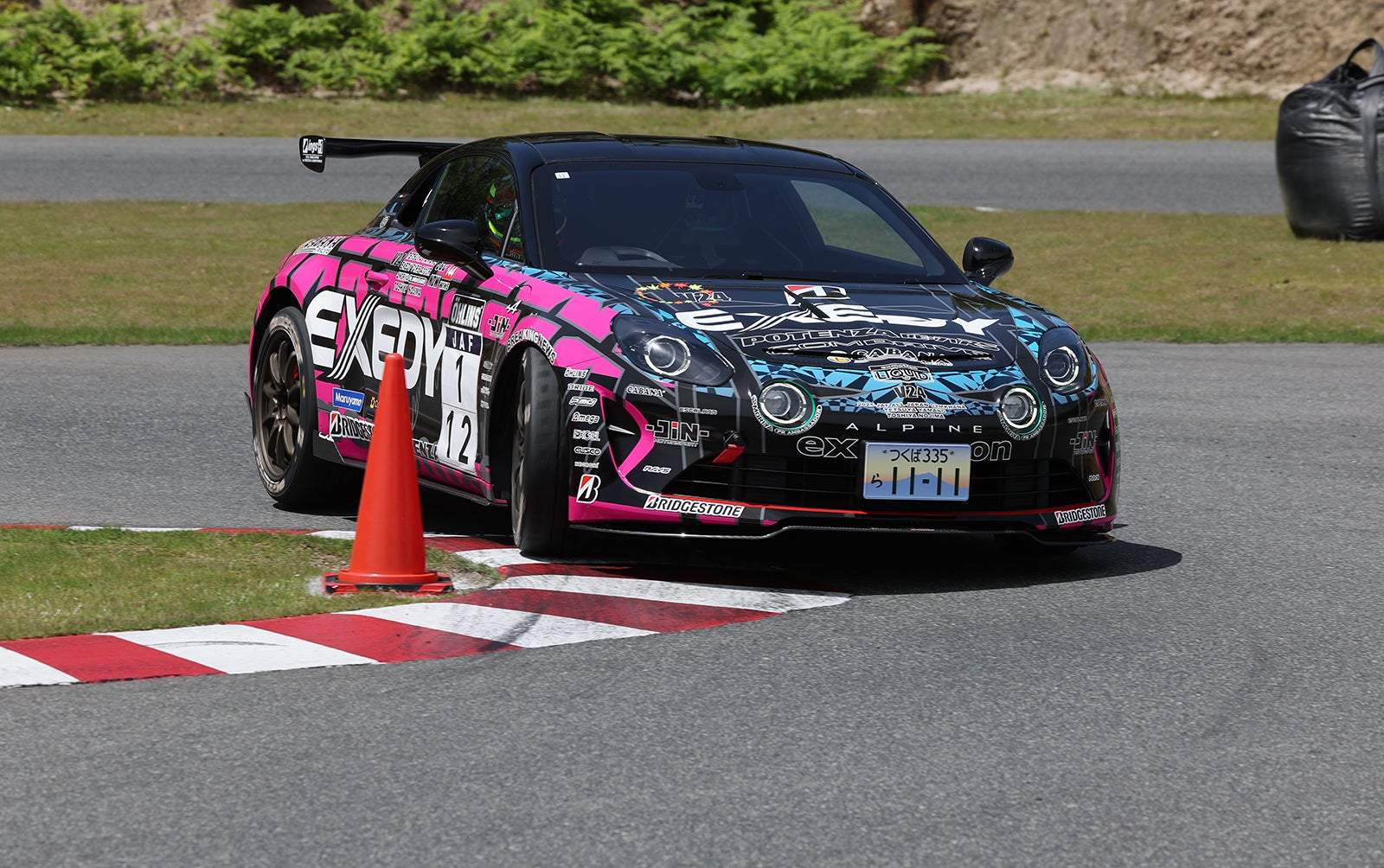 2ペダル車のアルピーヌで参戦する山野哲也選手