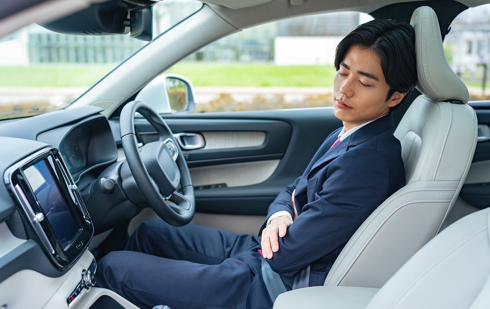 自動車の車内で仮眠や休憩をするドライバー