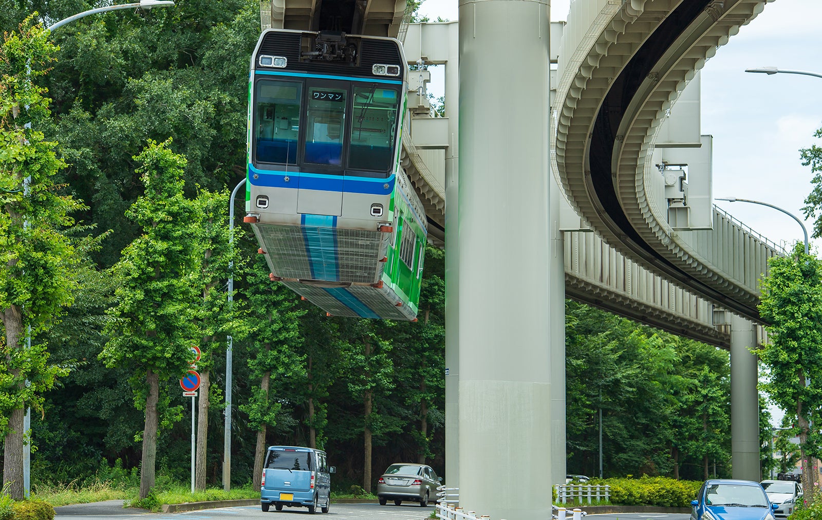 道路の上を走る懸垂式のモノレールのイメージ