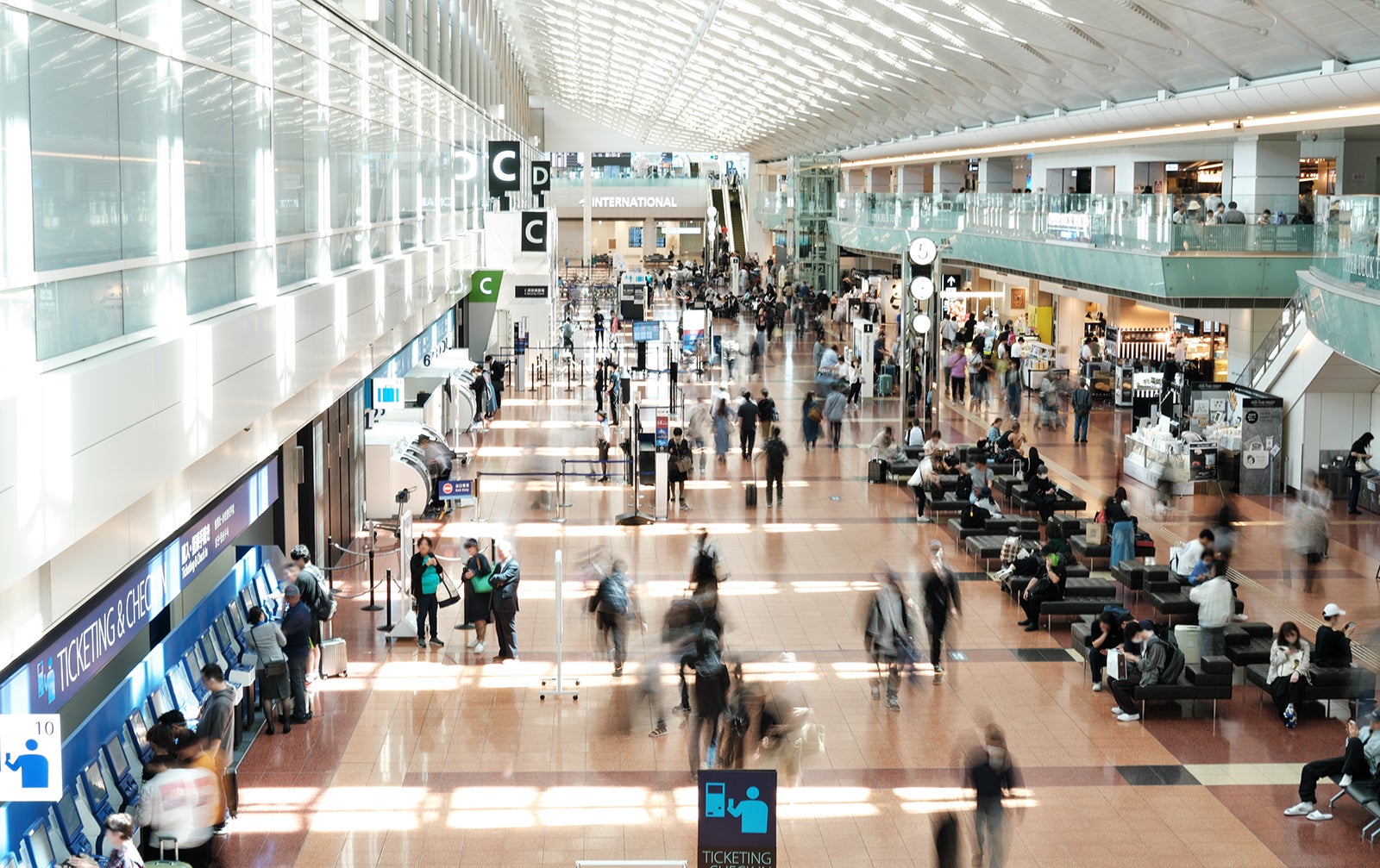 旅行客でにぎわう空港のロビー