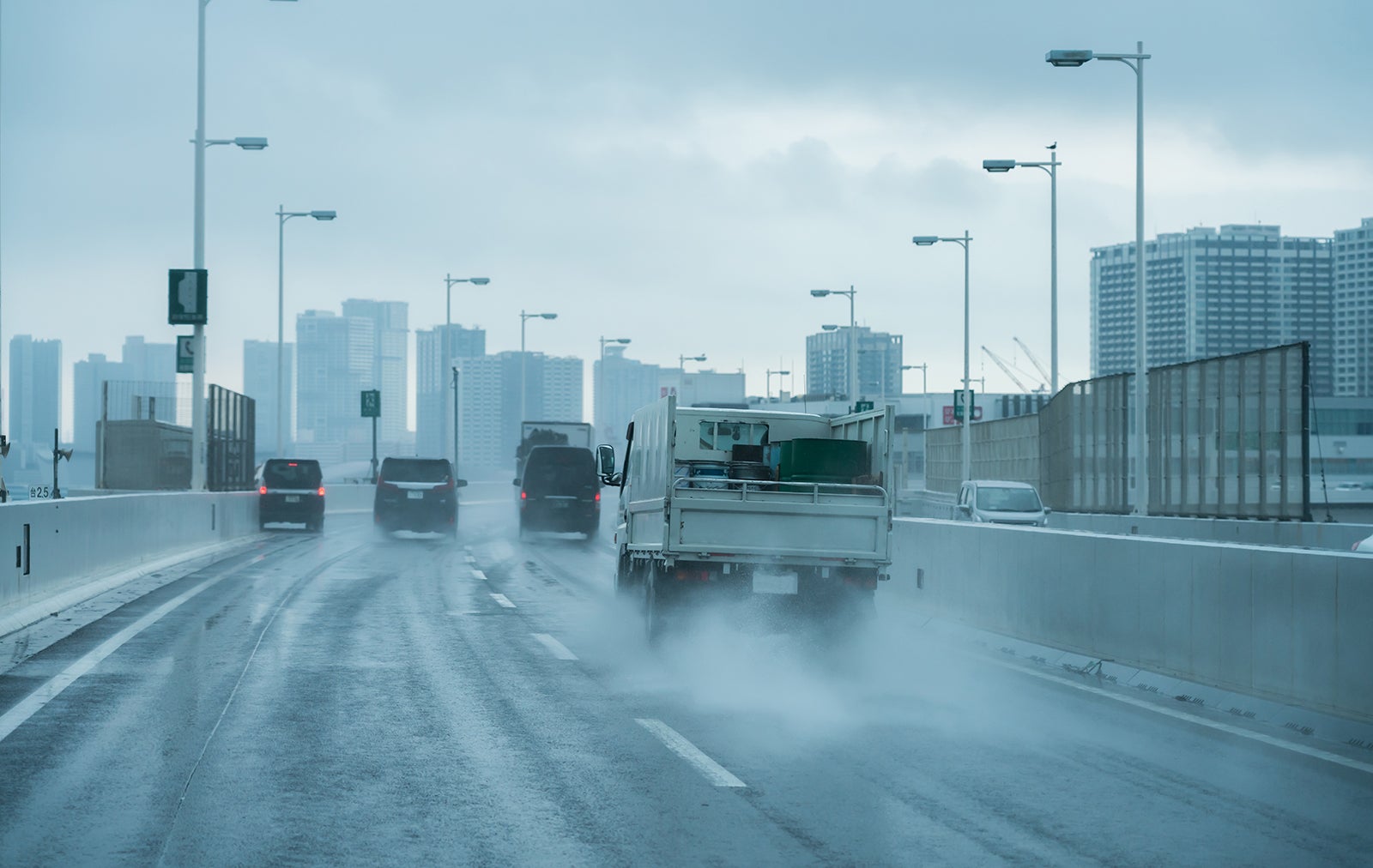 大雨の高速道路を走る自動車の様子
