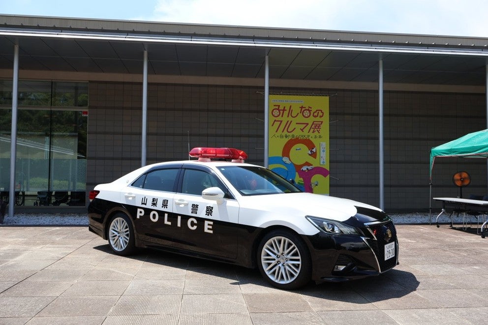7月25日に公開されたパトカーの野外展示の様子（写真＝山梨県立博物館）