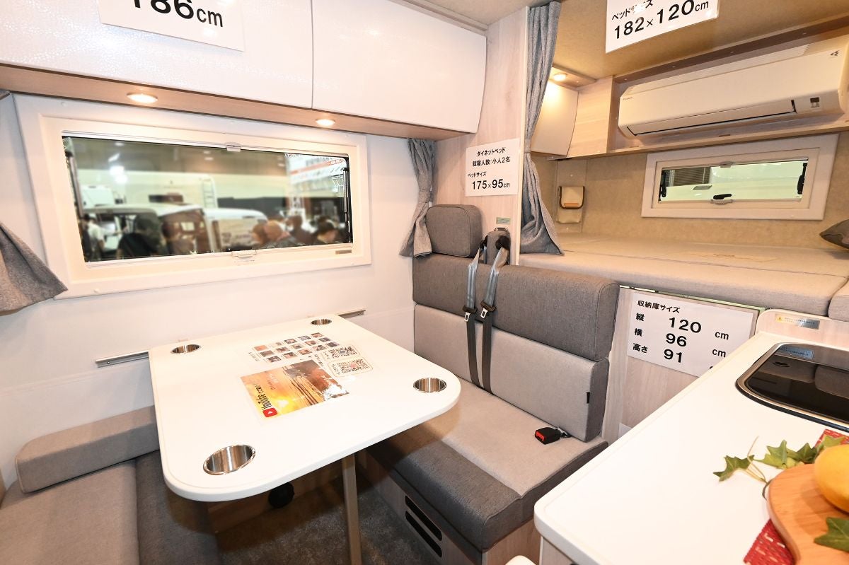 キャブコン車内