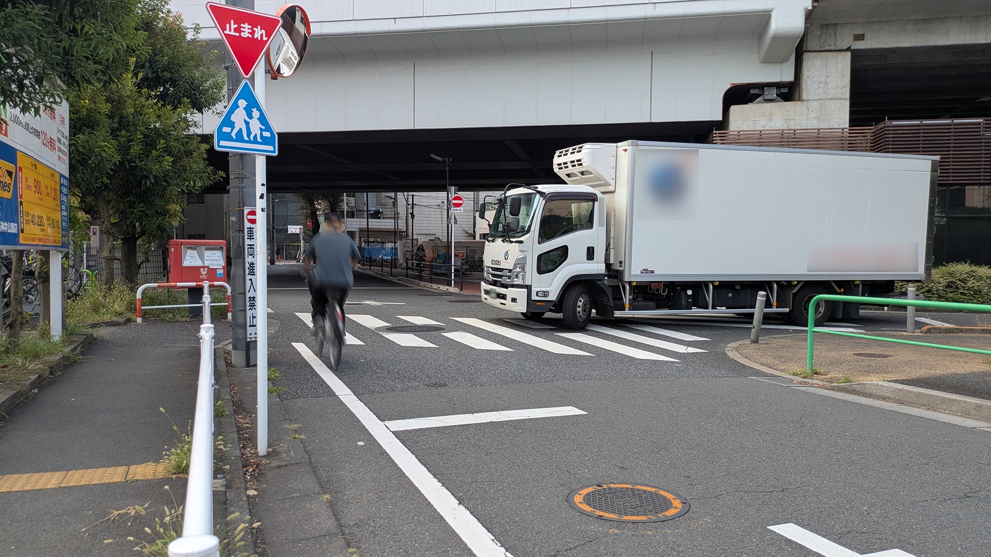 交差点を一時停止せず通過する自転車
