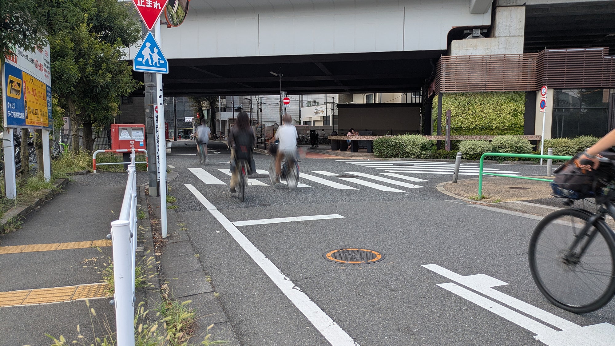 交差点を一時停止せず通過する自転車