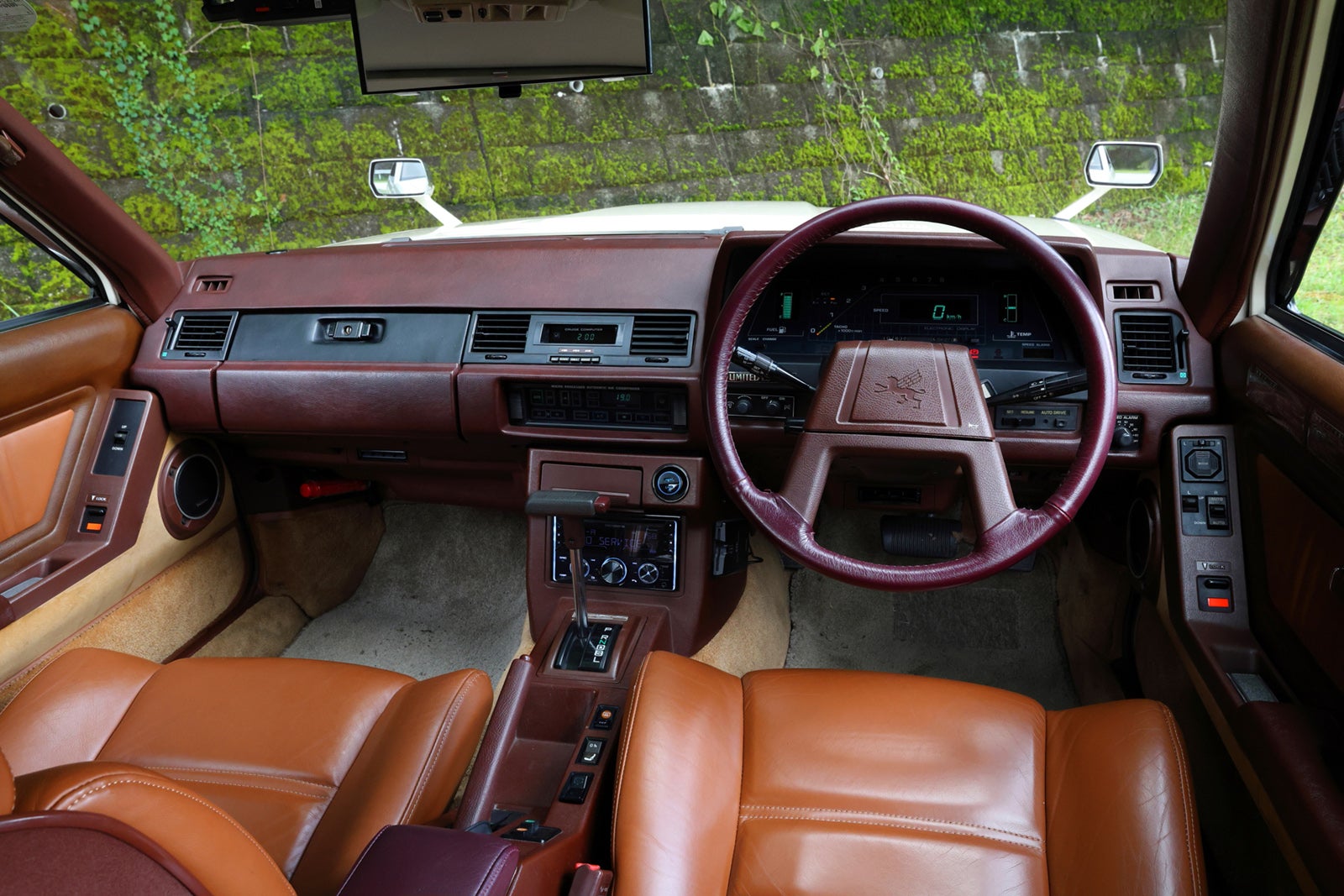  初代トヨタ・ソアラの車内。茶色の革張りシート、クラシックなダッシュボードが特徴