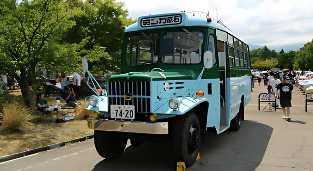 1970年式のいすゞTSD40型ボンネットバス（写真＝第34回日本海クラシックカーレビュー）