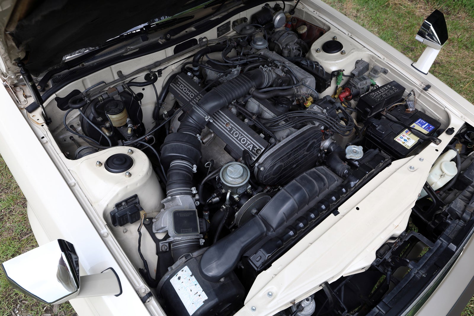 初代ソアラのエンジンルーム。ヘッドカバーには『TOYOTA DOHC』の表記がある