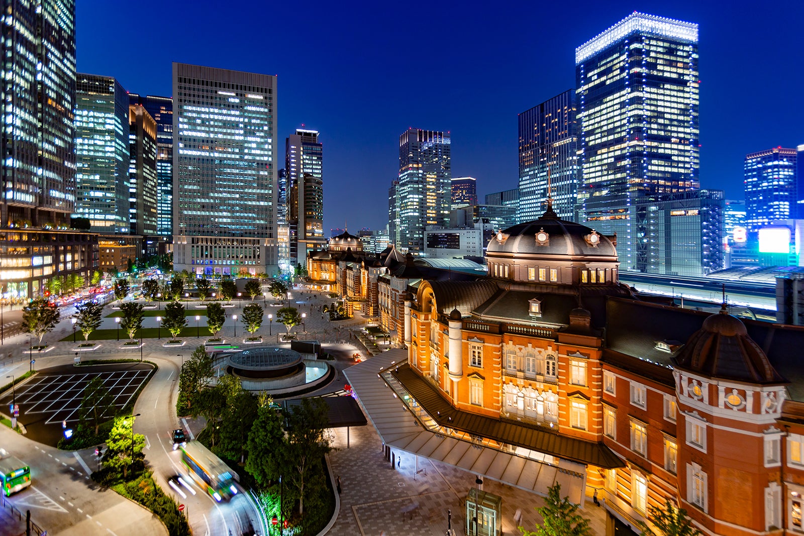 夜景が美しいライトアップされたJR東京駅駅舎