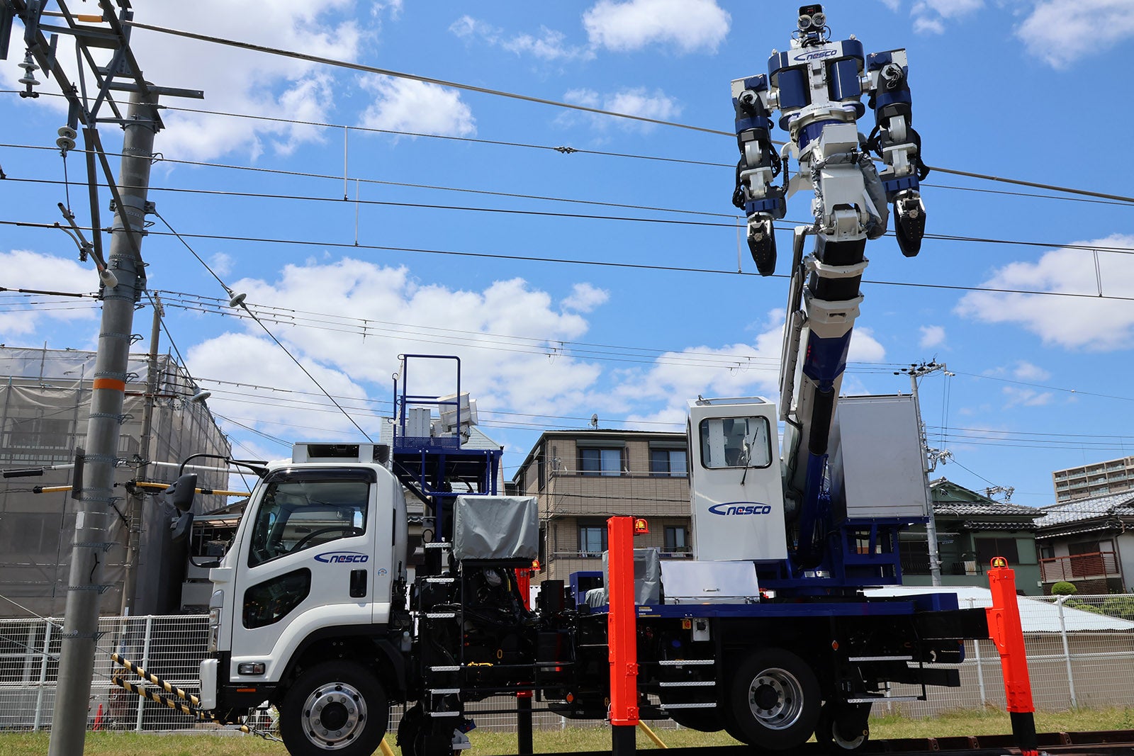 トラックの後部にロボットが一体化されているZIZAIの外観