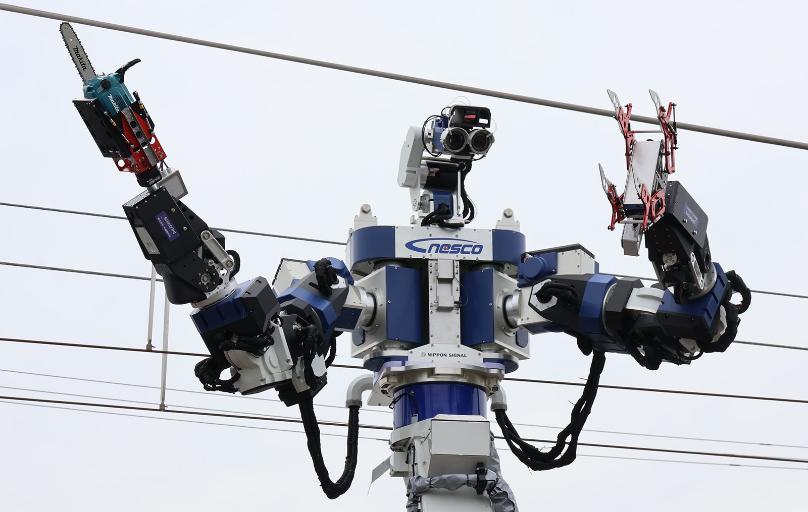 人型ロボット部分の作業風景写真