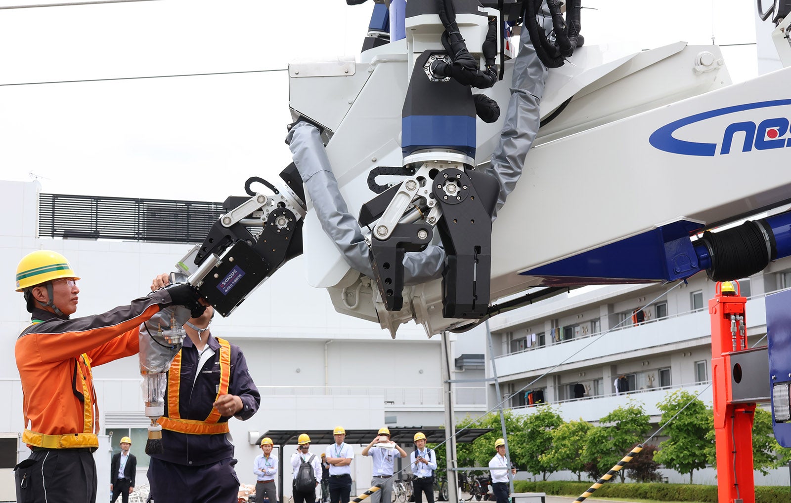 アタッチメントを交換している写真