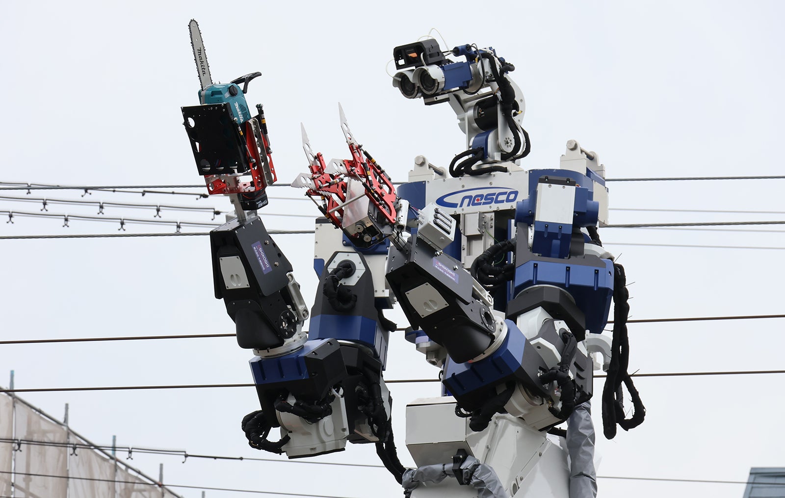 アタッチメントにチェーンソーを装着