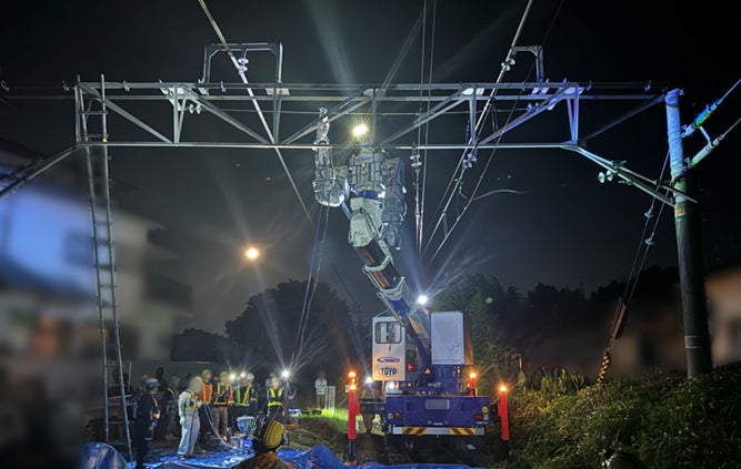 夜間の架線作業の写真