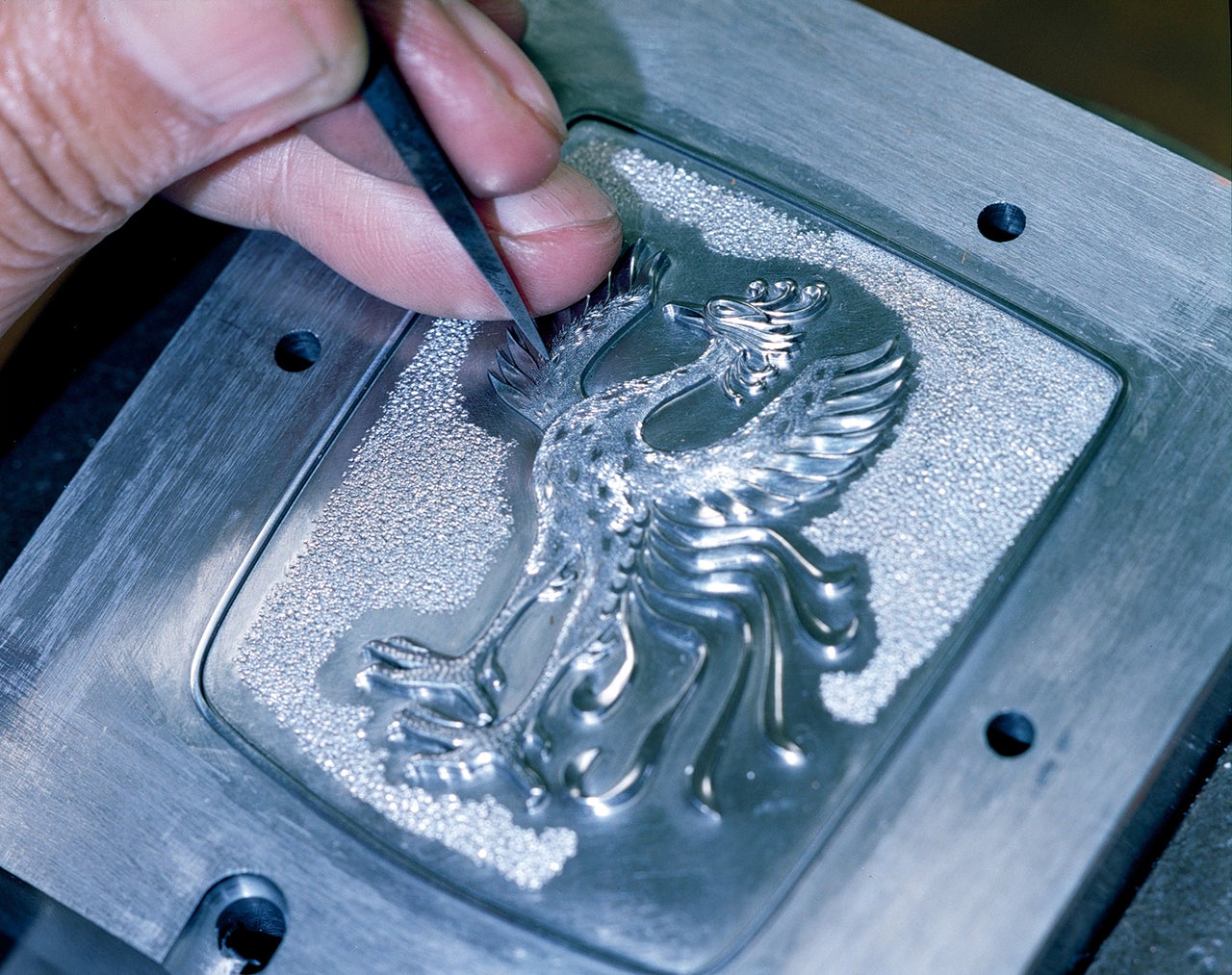 鳳凰マークの金型の手彫り作業