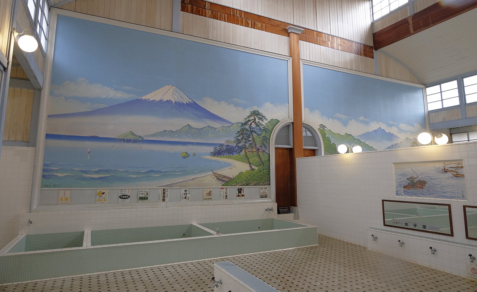 銭湯の湯船とペンキ絵