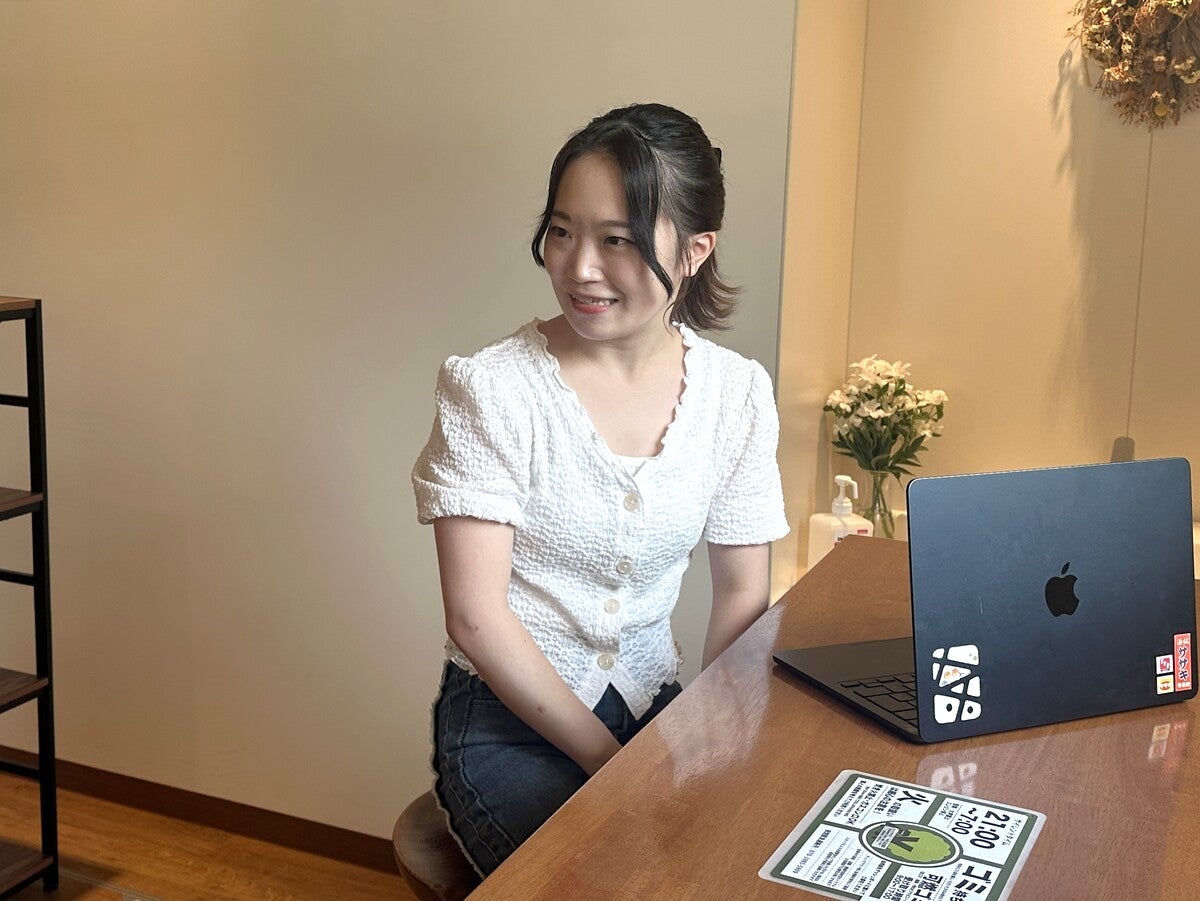 椅子に座って話をする女性